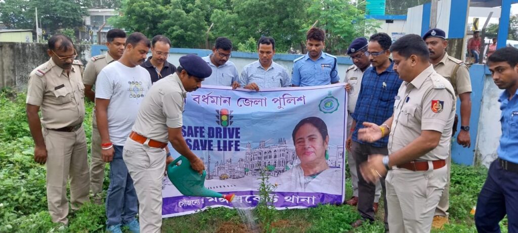 মঙ্গলকোট থানার পুলিশের উদ্যোগে পথ নিরাপত্তা নিয়ে এ.কে.এম উচ্চ বিদ্যালয়ে  স্কুলের পড়ুয়াদের মধ্যে সচেতনতা মূলক প্রচার