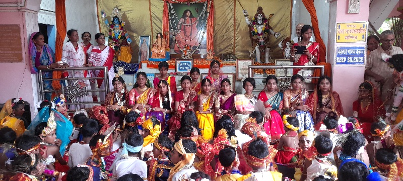 দক্ষিন ২৪ পরগনার মন্মথপুর প্রণব মন্দির পরিচালিত স্বামী প্রণবানন্দ মাতৃ সুরক্ষা মঞ্চে ধর্মীয় উৎসাহ-উদ্দীপনার মধ্য দিয়ে পালিত হল শ্রীশ্রী জন্মাষ্টমী ও নন্দ উৎসব