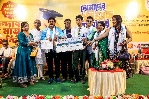স্কলারশিপ প্রদান বৃন্দাবন মাতৃমন্দির পুজো কমিটির উদ্যোগে