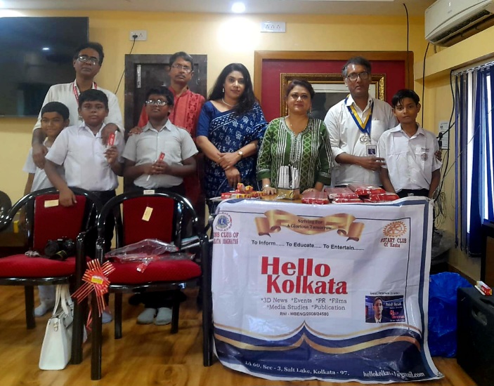 সৃষ্টি ড্যান্স একাডেমির প্রতিষ্ঠাতা ইন্দ্রাণী গাঙ্গুলি মিত্র ইনস্টিটিউট (মেইন) এর শিক্ষার্থীদের সাথে উপহার, বই, কলম, চকলেট ইত্যাদি ভাগ করে তার জন্মদিনের আগে উদযাপন করলেন