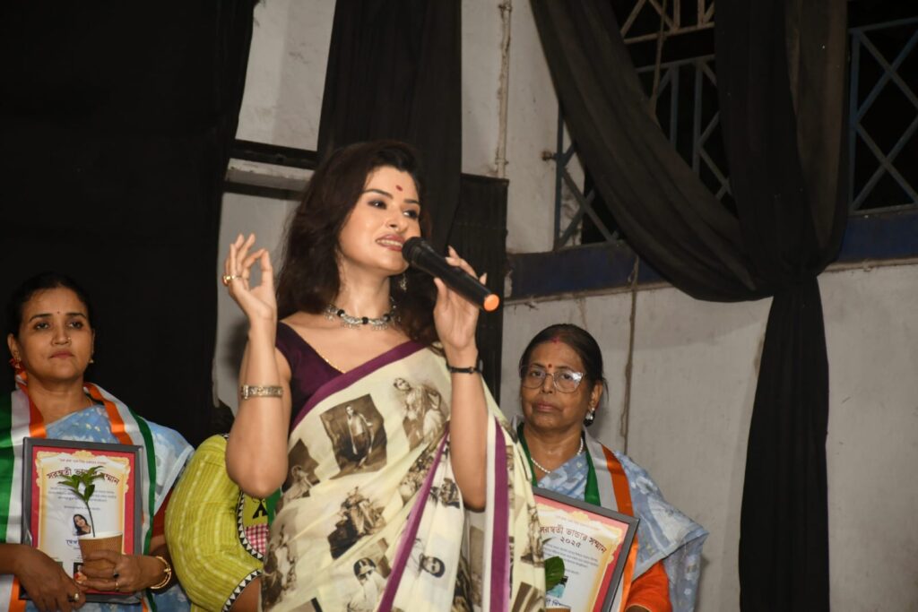 শিক্ষক দিবসের দিন সংবেদনের বিশেষ ছাত্র ছাত্রীদের ও শিক্ষকদের সম্বর্ধনা দিলেন ঝর্ণা ভট্টাচার্য্য – এর সরস্বতী ভাণ্ডার