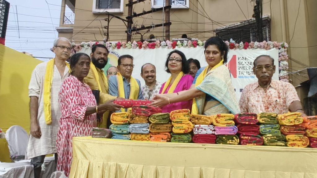 কর্মা সোস্যাল অ্যাণ্ড ওয়েলফেয়ার ট্রাস্ট এর পক্ষ থেকে কেষ্টপুর অঞ্চলের দুস্থ মানুষদের মধ্যে বস্ত্র বিতরণ করা হলো