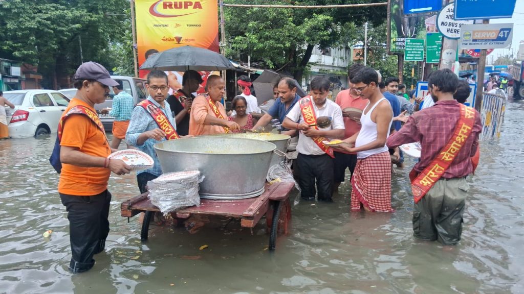 ভারত সেবাশ্রম সংঘ কলকাতা শাখার উদ্যোগে জলমগ্ন কলকাতায় রান্না করা খাবার বিতরণ শুরু করল