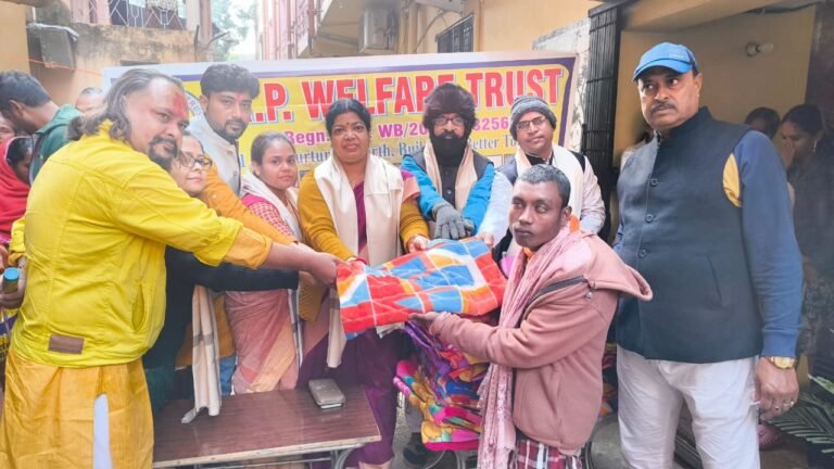 আর পি ওয়েলফেয়ার ট্রাস্ট এর উদ্যোগে তারাপীঠে দুস্থদের মধ্যে কম্বল বিতরণ