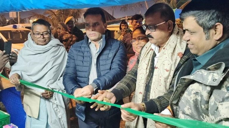 গঙ্গাসাগরে মিডিয়া এন্ড জার্নালিস্ট ওয়েলফেয়ার অ্যাসোসিয়েশনের বস্ত্র বিতরণ ও ফ্রি মেডিকেল ক্যাম্পের উদ্বোধন করলেন মন্ত্রী ও জেলা শাসক