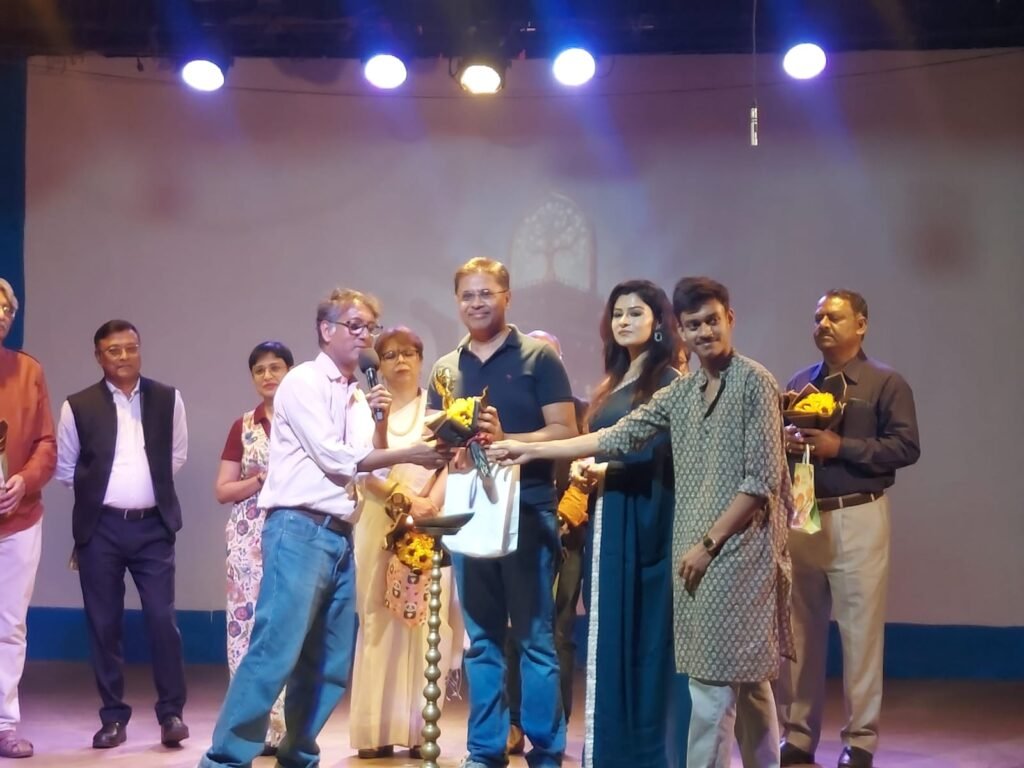 সরস্বতী ভাণ্ডারের পাশে এসে দাঁড়াল এবার ঊর্জা