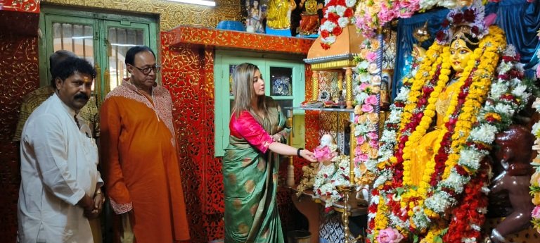 শ্রী শ্রী মা বগলা ও শ্রী শ্রী কালী মাতার পূজা উপলক্ষে ভক্তদের মধ্যে প্রসাদ বিতরণ করলেন বিধায়িকা সায়ন্তিকা ব্যানার্জি