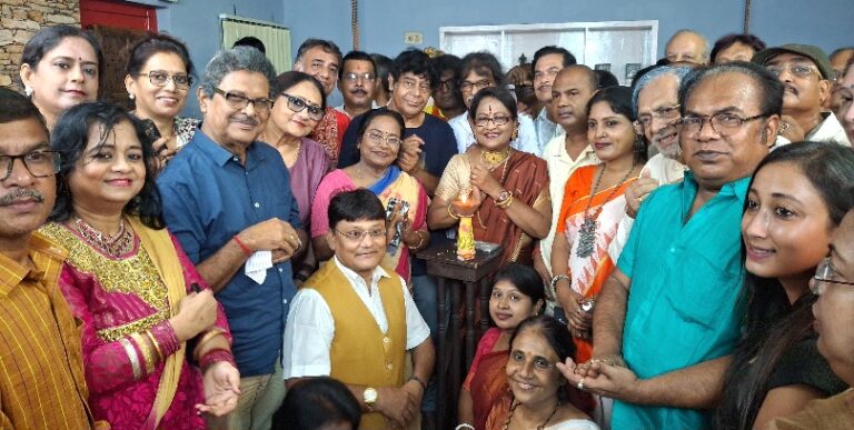 পরিচালক শিবপ্রসাদ রায়ের আসন্ন বাংলা ছায়াছবি ‘আজকের মুখ্যমন্ত্রী’ শুভ মহরত অনুষ্ঠিত হলো এপি স্টুডিও ২ তে