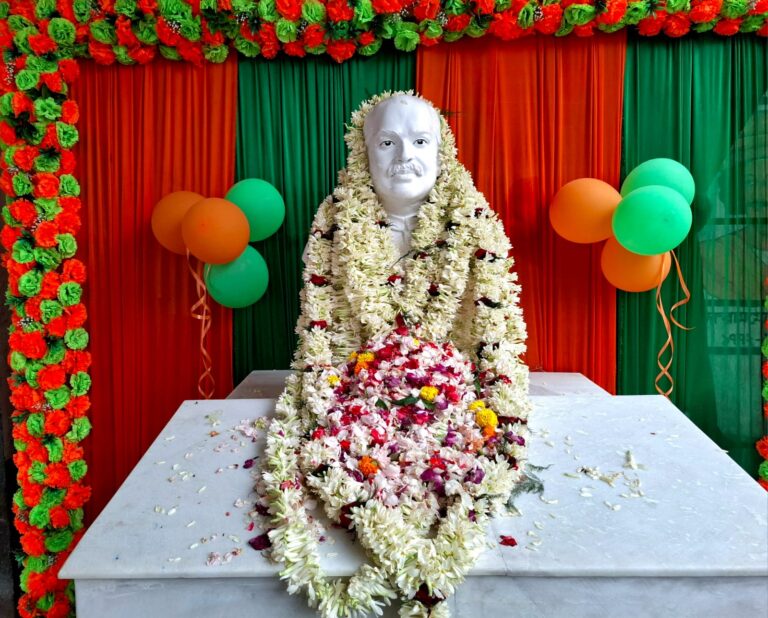 বেলেঘাটা ফুলবাগানে ডা: শ্যামাপ্রসাদ মুখার্জি ইনস্টিটিউশন এর সামনে ১২৫ তম জন্মদিবস উপলক্ষে ডা: শ্যামাপ্রসাদ মুখার্জির আবক্ষ মূর্তির পুনঃ প্রতিষ্ঠা হল