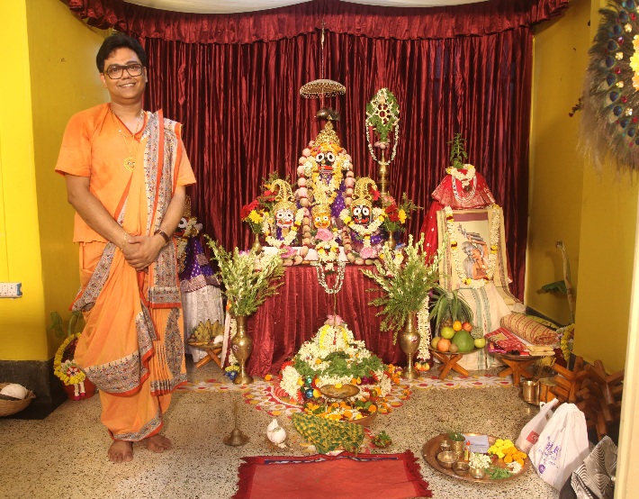 ওডিসি নৃত্যশিল্পী সুবিকাশ মুখার্জীর বাড়িতে জগন্নাথদেবের বিশেষ পূজো ও রথযাত্রা