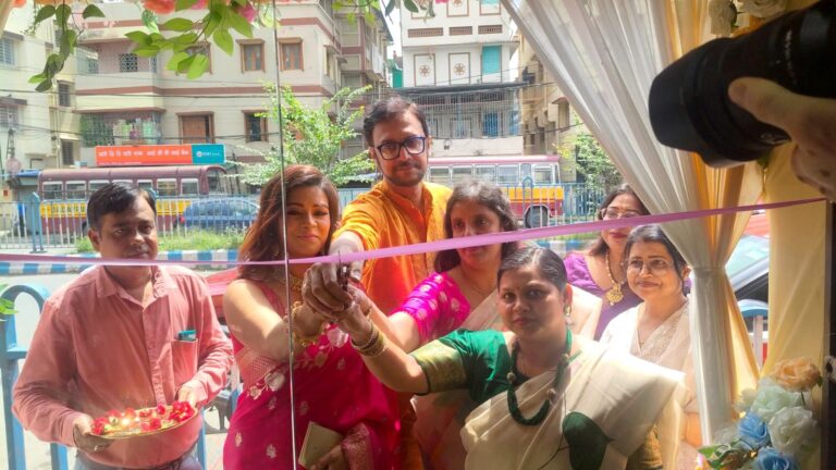 ভারতীয় ঐতিহ্য ও তাঁত,খাদি সহ স্বদেশি বস্ত্রের সম্ভার নিয়ে পুজোর আগে কলকাতায় শুরু হল ‘দ্য অরা গ্যালারি’