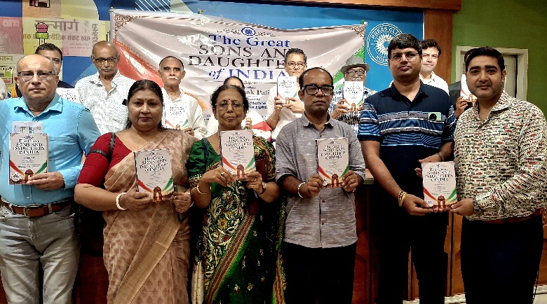 কলকাতা প্রেসক্লাবে প্রকাশিত হলো সৌমক পালিত রচিত ‘দ্য গ্রেট সন্স অ্যাণ্ড ডটার্স অব ইণ্ডিয়া’ নামাঙ্কিত একটি গ্রন্থের