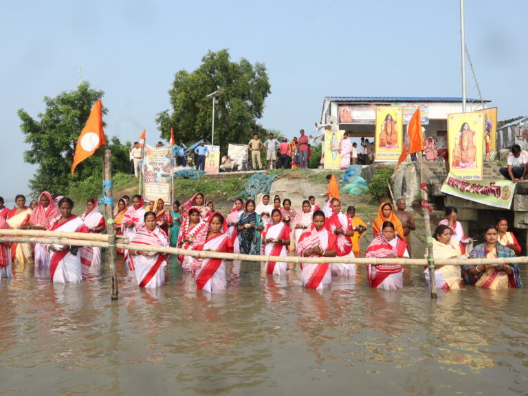 মন্মথপুর প্রণব মন্দিরের আধ্যাত্মিক ভাবনা এবং ‘স্বামী প্রণবানন্দ মাতৃ সুরক্ষা মঞ্চ’-এর উদ্যোগে কালনাগিনী নদীবক্ষে মহিলাদের অভিনব “তর্পণ”