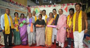 কর্মা সোশ্যাল অ্যান্ড ওয়েলফেয়ার ট্রাস্ট দেবীপক্ষের শুরুতেই ৭৫০ জন দুস্থ মানুষের হাতে বস্ত্র তুলে দিলেন